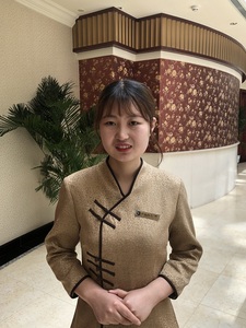 王娜
现就职于北京亚太花园酒店，担任餐饮部中餐领班